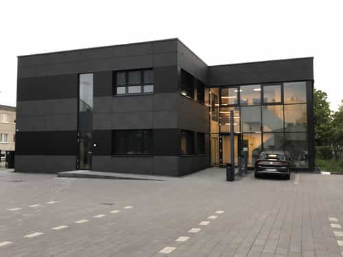 Gesundheitszentrum der Steidten properties + invests GmbH in Oranienburg mit anthrazitfarbener Fassade und Glaseingang