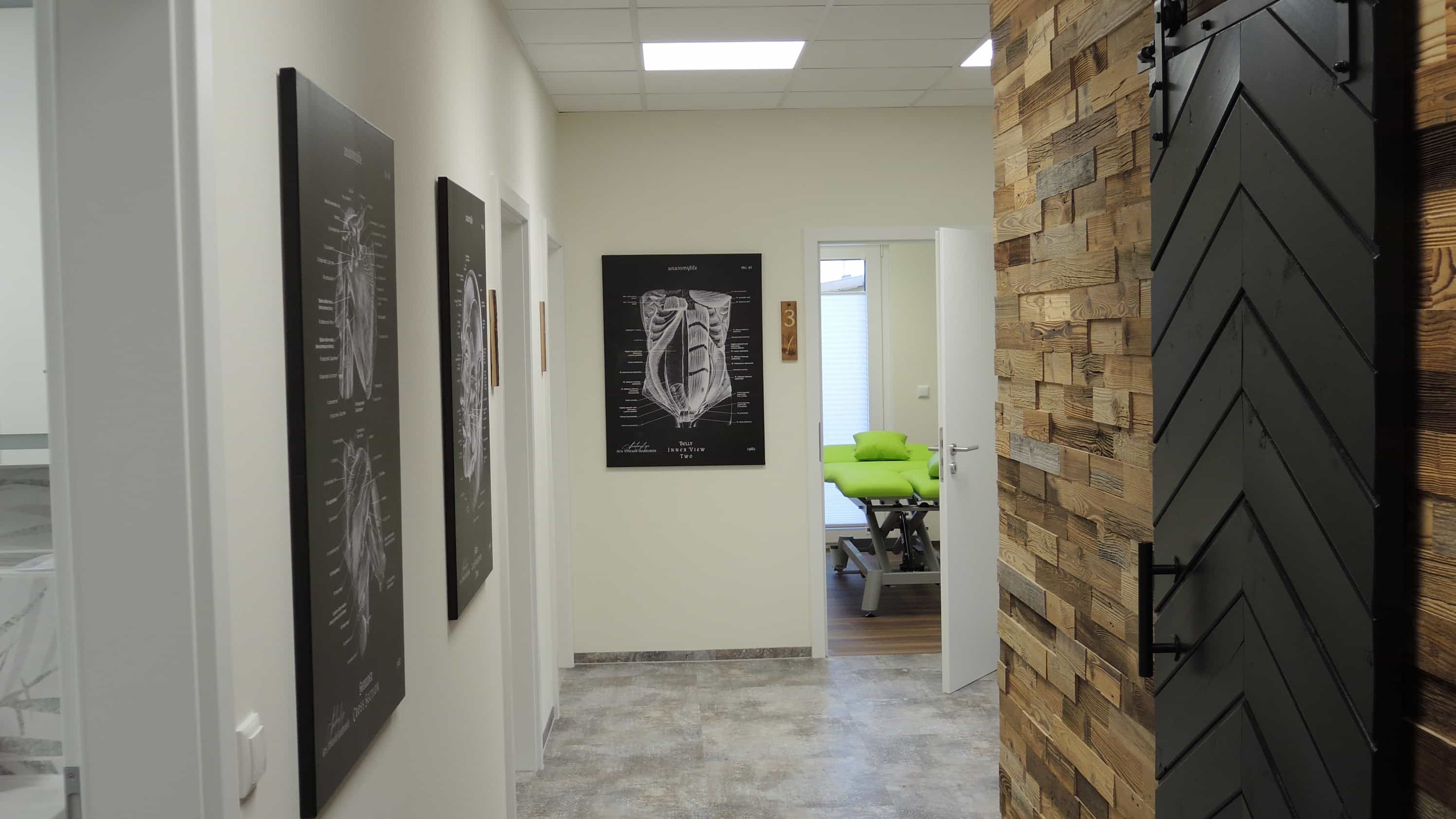 Flur der Physiotherapiepraxis Ellrich mit Holzwand und Blick in den Behandlungsraum
