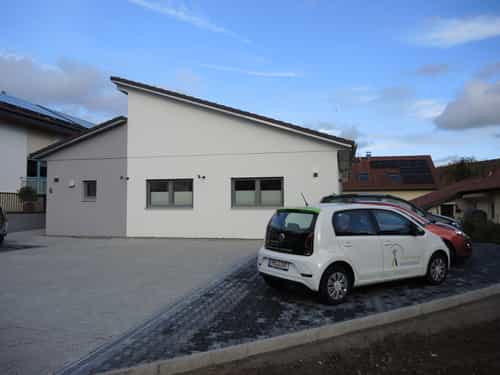 Physiotherapiepraxis Ellrich mit versetztem Pultdach und grau-weißer Fassade