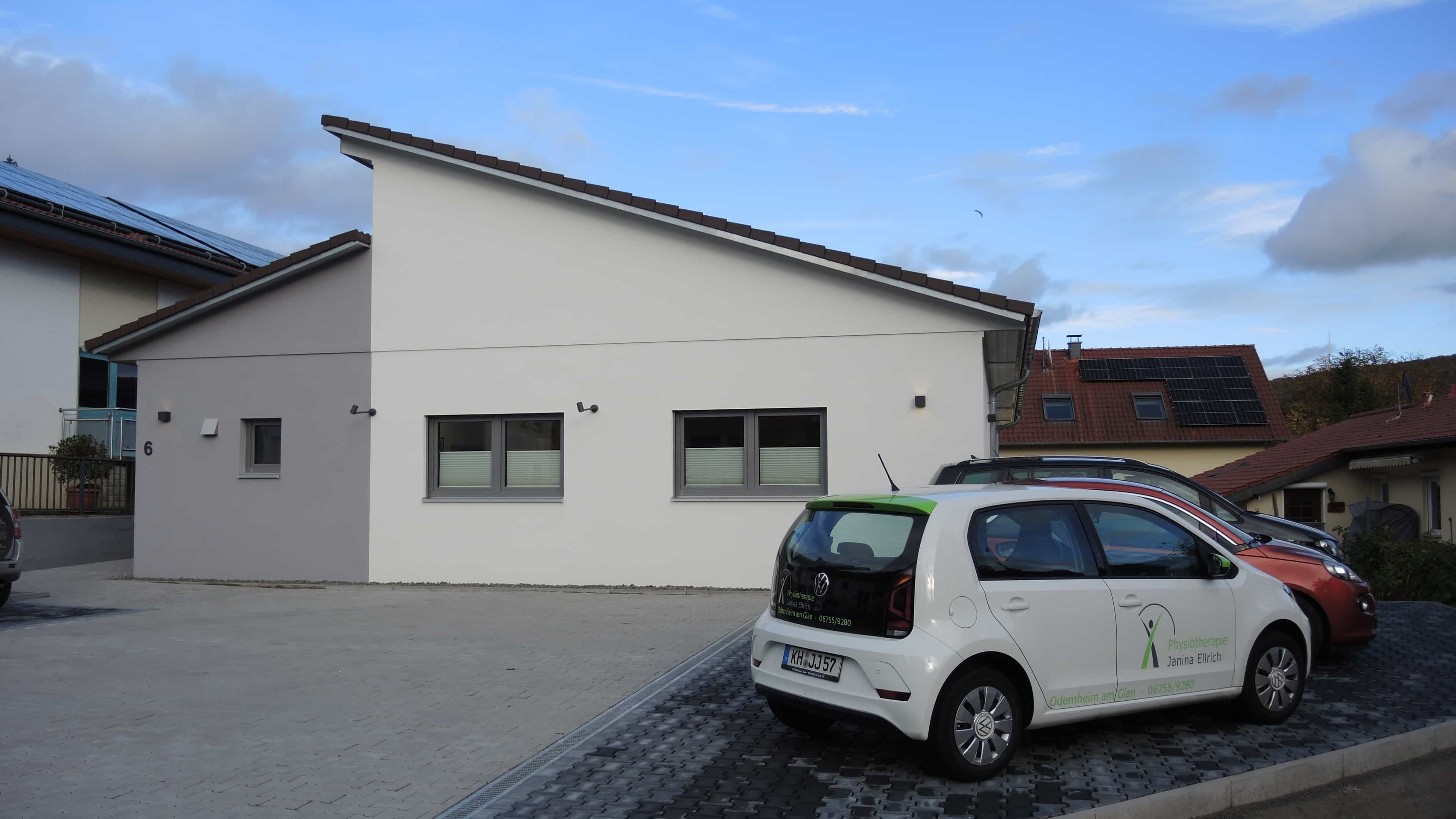 Physiotherapiepraxis Ellrich mit versetztem Pultdach und grau-weißer Fassade