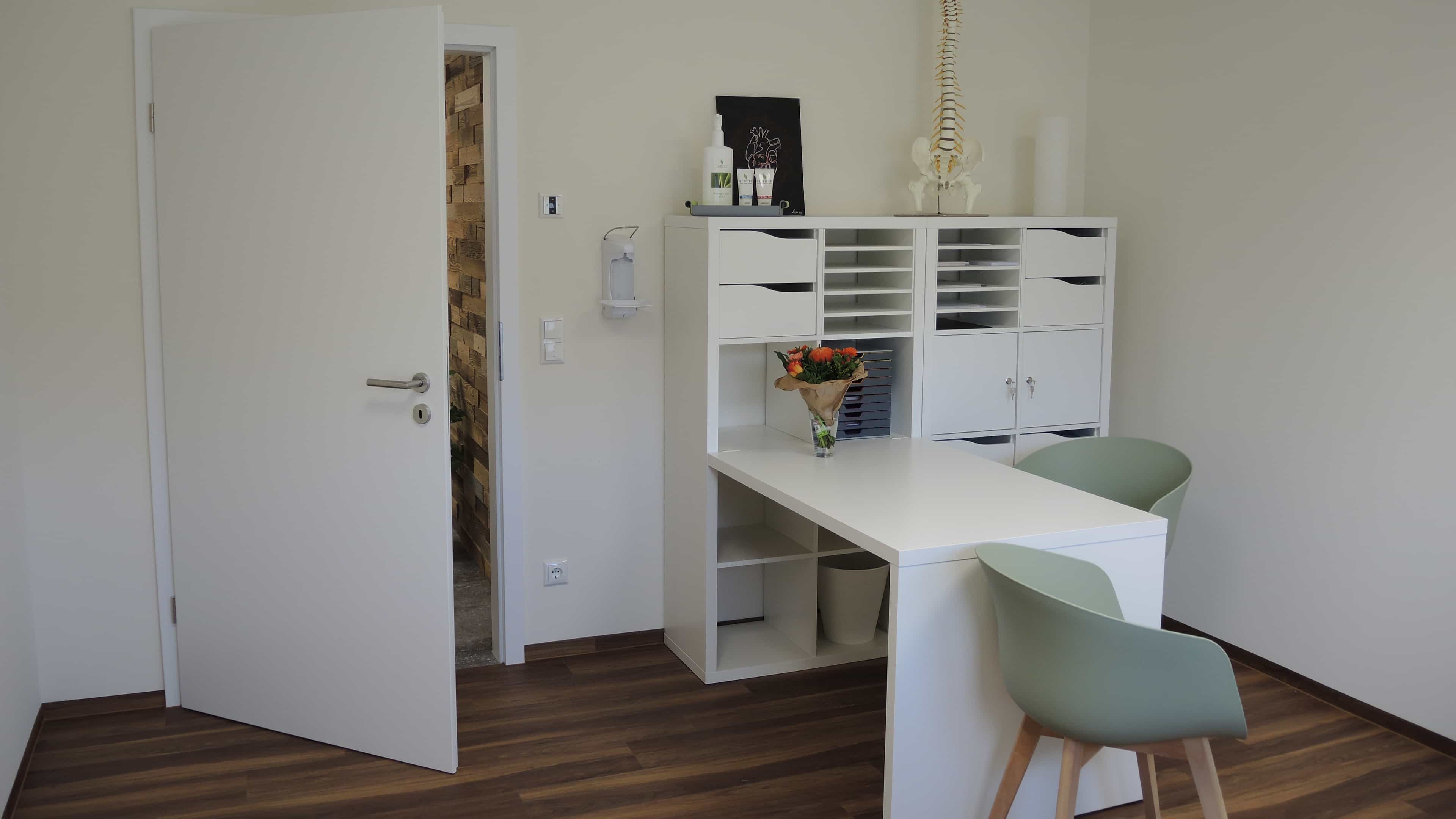 Empfang der Physiotherapiepraxis Ellrich mit weißem Tresen und Regal
