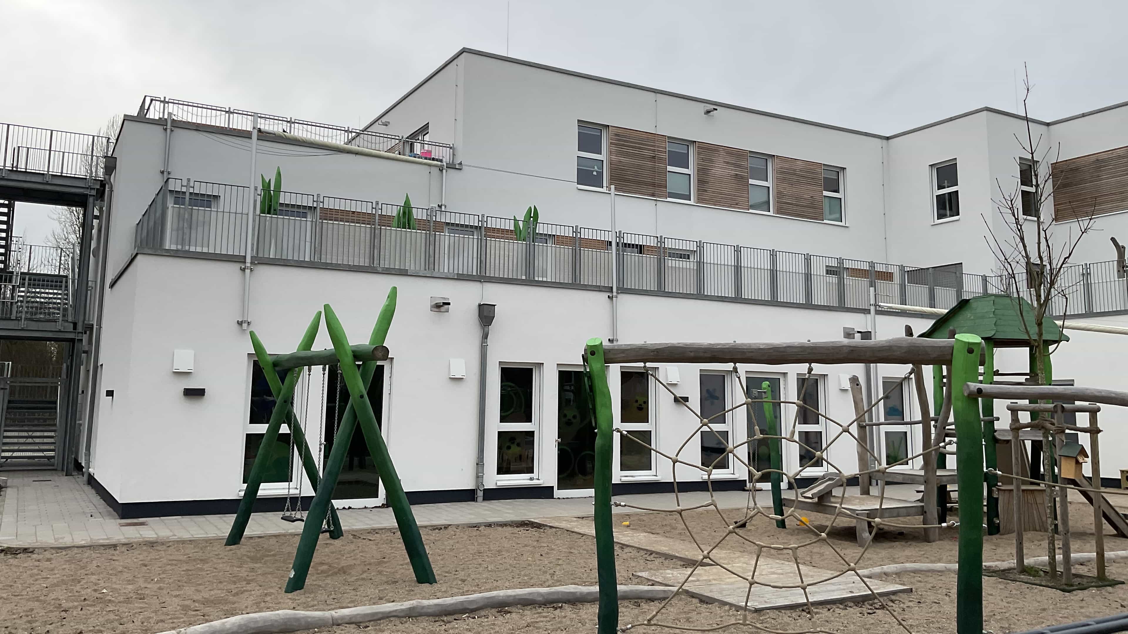 Kita KD1 mit Kletterseilen auf dem Spielplatz und umlaufender Dachterrasse