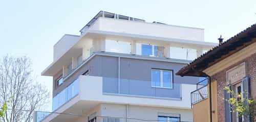 Fünfgeschossiges Wohngebäude Alca in Modena mit Penthouse und Balkonen, Außenansicht Haas Holzbausysteme