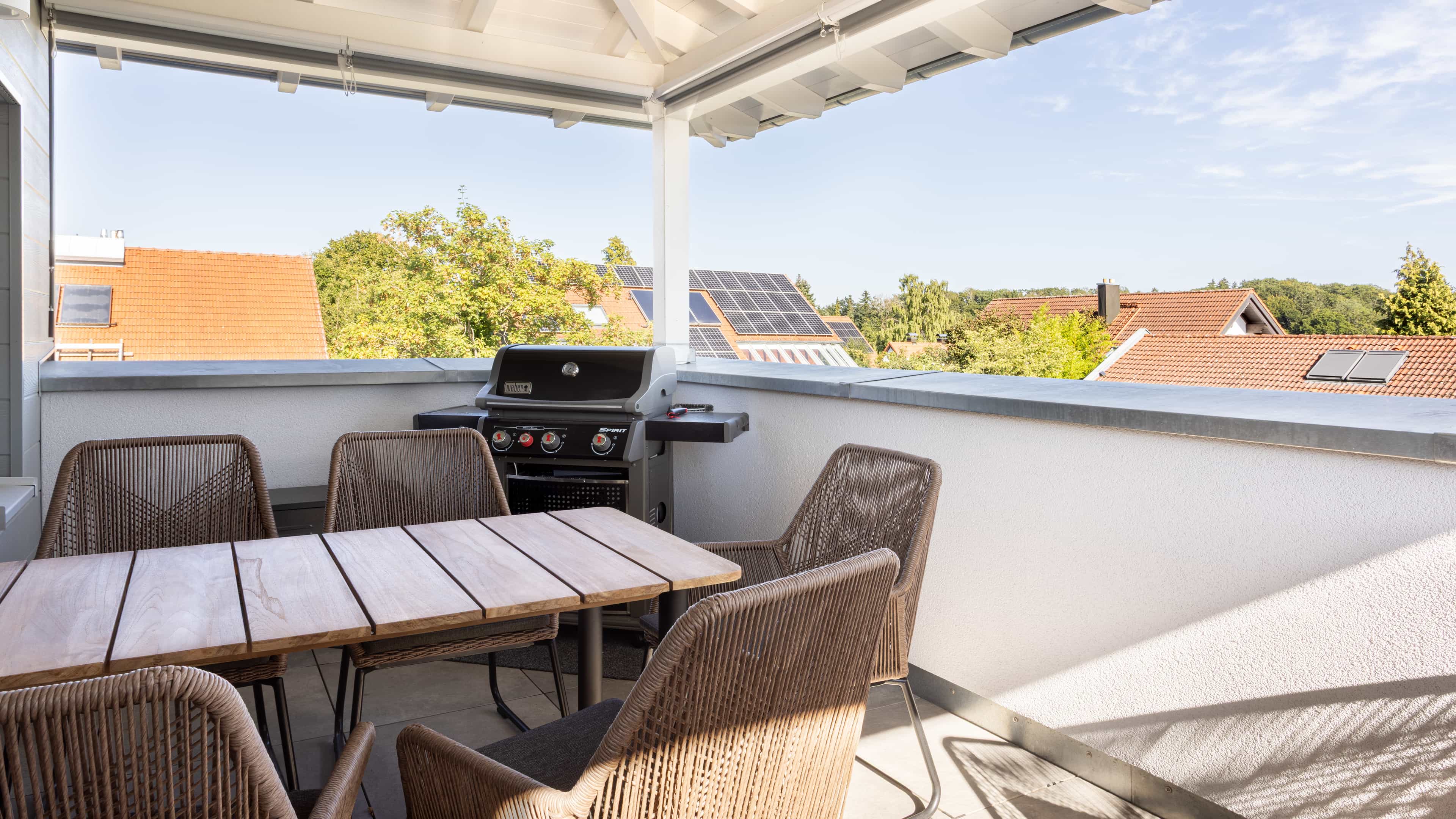 Dachterrasse des Staffelgeschosses mit Essplatz und Grill im Familienhaus Lampl von Haas