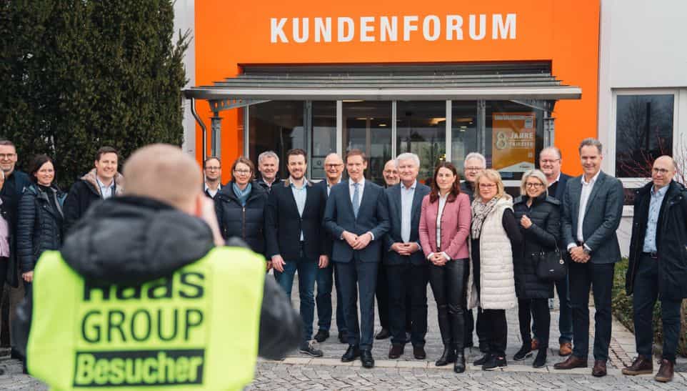 Gruppenfoto des IHK-Gremiums Rottal-Inn vor dem Haas Kundenforum, Pressemitteilung zur Gremiumssitzung