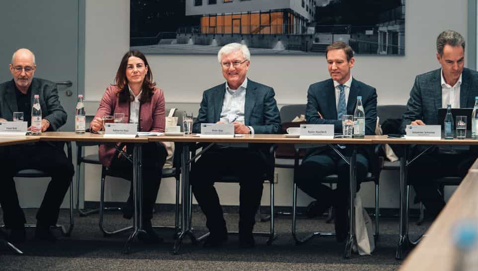 Podium der IHK-Gremiumssitzung Rottal-Inn mit fünf Teilnehmern am Konferenztisch bei Haas Fertigbau
