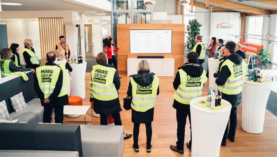 Besuchergruppe in gelben Haas-Group-Warnwesten beim Werksrundgang im Rahmen der IHK-Gremiumssitzung