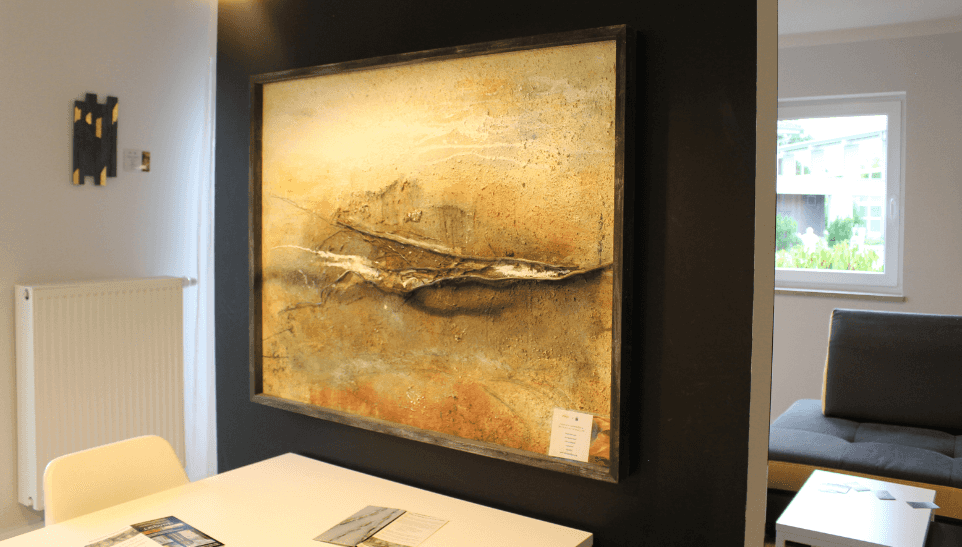 Bild zeigt: Eine Malerei von Künsterlin Gerti Reitmeier, 1. Vorsitzende des Kunstvereins Altötting e. Das Exponat ist Teil der Kunstausstellung im Haas Musterhauspark Falkenberg. © Haas Fertigbau GmbH, 2023