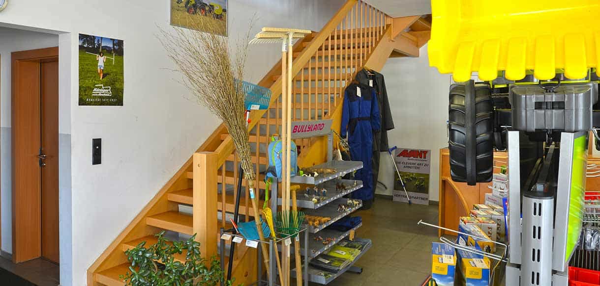 Treppe im Verkaufsraum von Landtechnik Embacher mit Arbeitskleidung und Zubehör