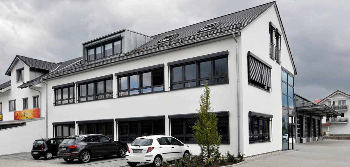 Bürogebäude der Felden GmbH mit Satteldach, Gaube und Parkplätzen von Haas Gewerbebau