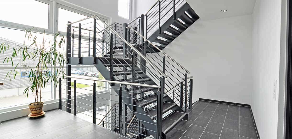 Treppenhaus mit Stahltreppe und Glasfassade im Bürogebäude der Felden GmbH