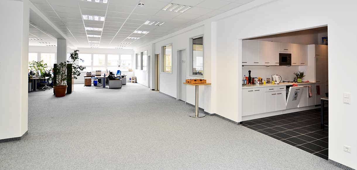 Büroflur mit Teeküche und Blick ins Großraumbüro im Bürogebäude der Felden GmbH