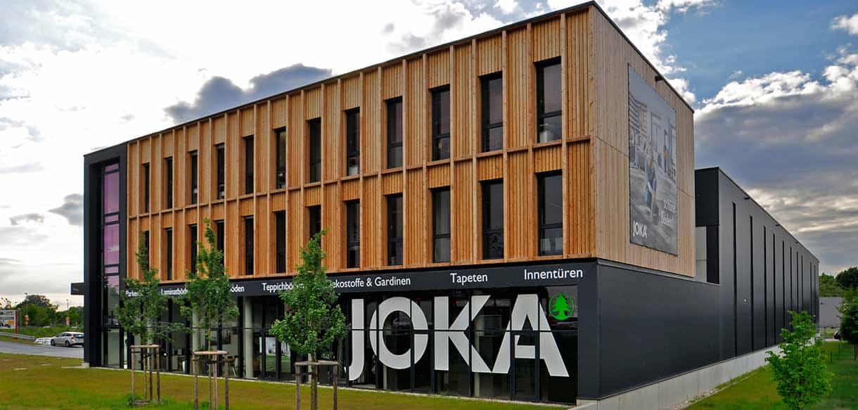 Bürogebäude mit Lagerhalle von JOKA Jordan mit Holzfassade und Firmenschriftzug