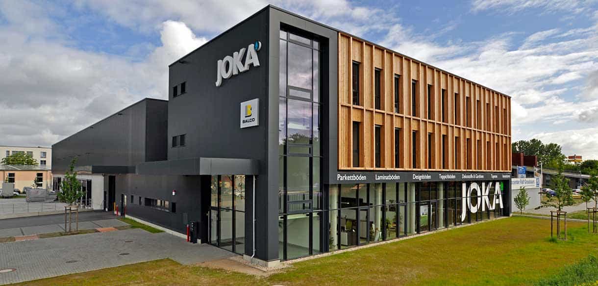 Gesamtansicht von Bürogebäude und Lagerhalle der Firma Jordan mit JOKA Schriftzug