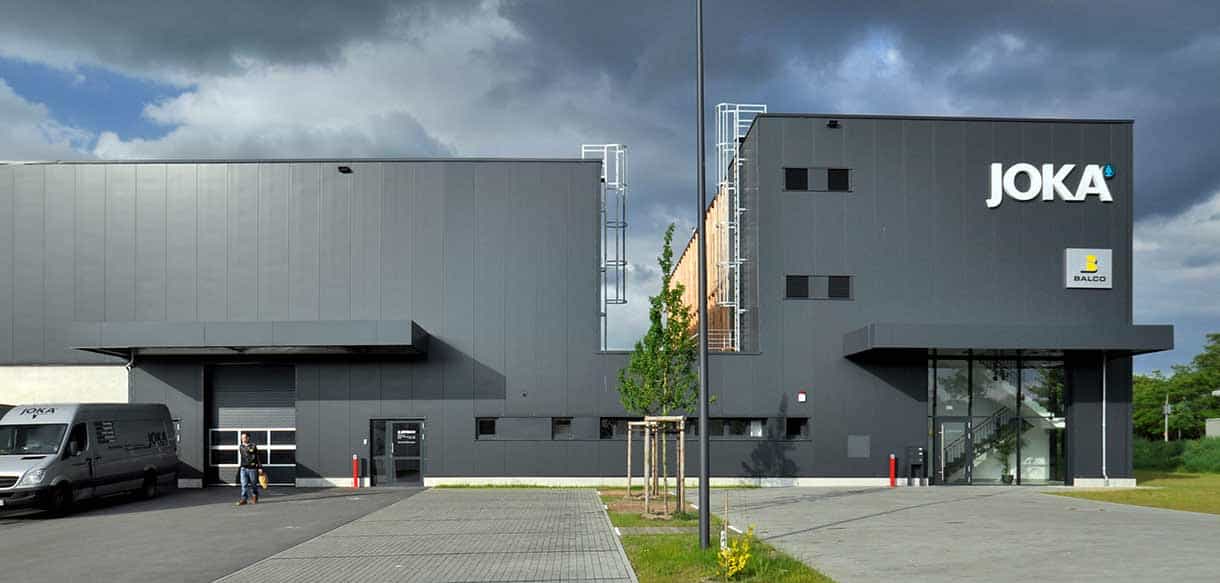 Lagerhalle und Bürogebäude Jordan von der Parkplatzseite mit JOKA Logo