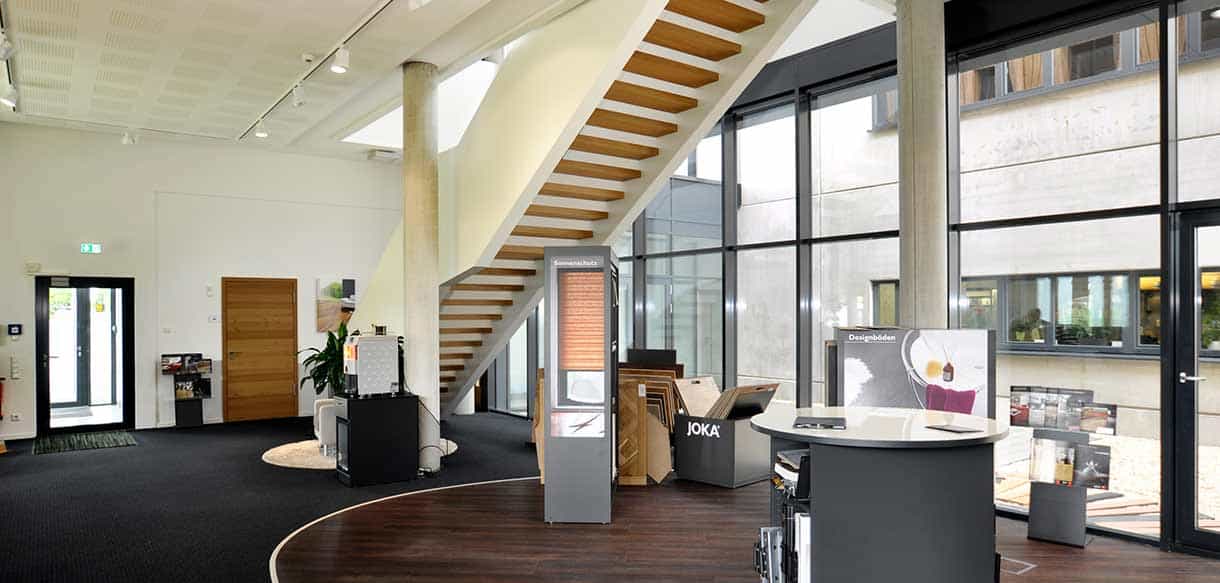 Ausstellung im Bürogebäude Jordan mit Treppe und Bodenbelagsmustern