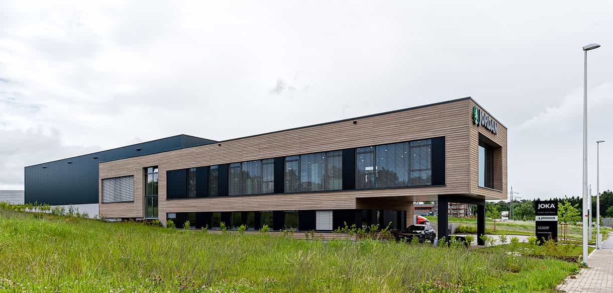 Büro mit Ausstellungsraum und Lagerhalle von Haas Gewerbebau