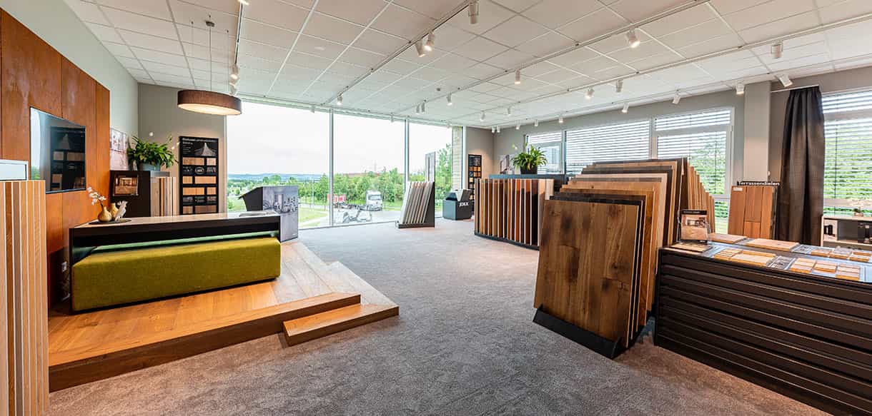 Büro mit Ausstellungsraum und Lagerhalle von Haas Gewerbebau