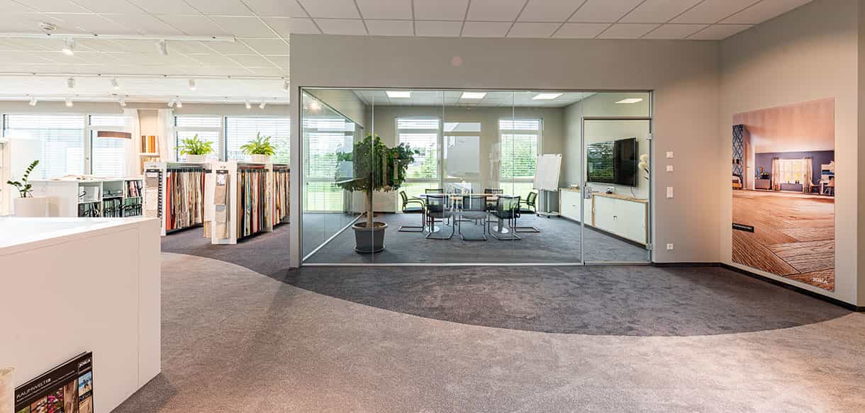 Büro mit Ausstellungsraum und Lagerhalle von Haas Gewerbebau