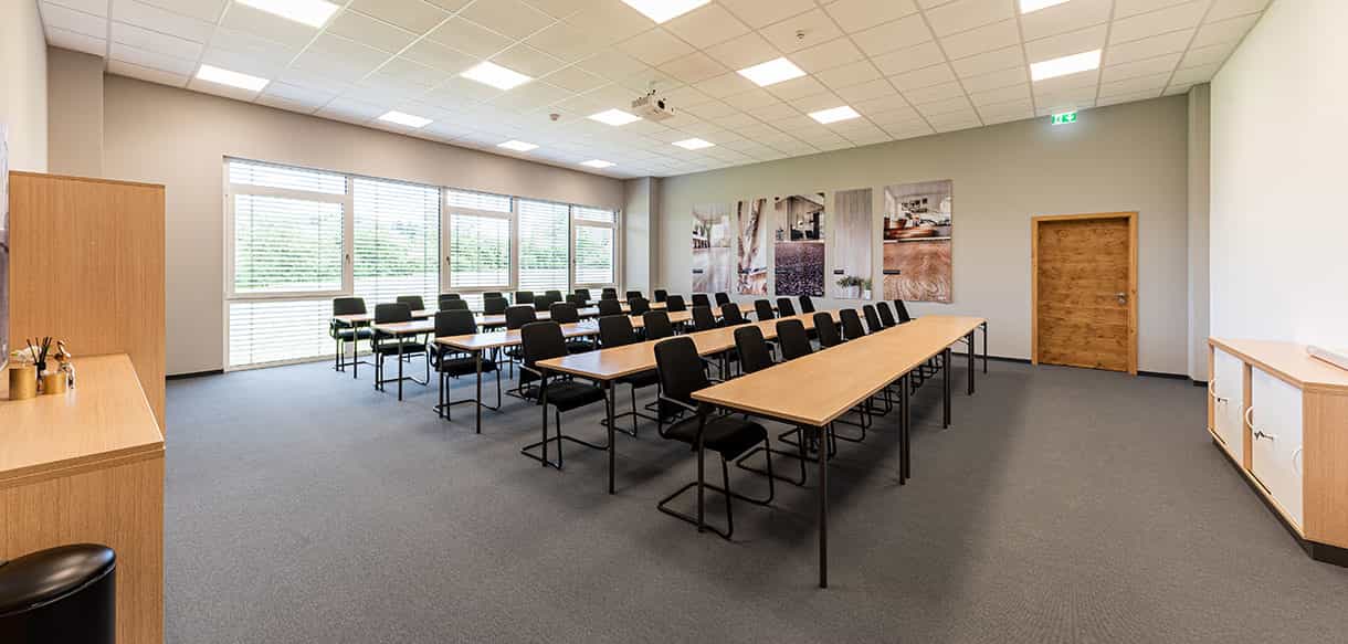 Büro mit Ausstellungsraum und Lagerhalle von Haas Gewerbebau