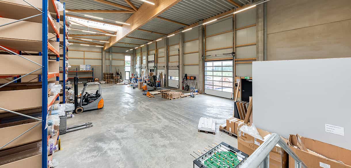 Büro mit Ausstellungsraum und Lagerhalle von Haas Gewerbebau