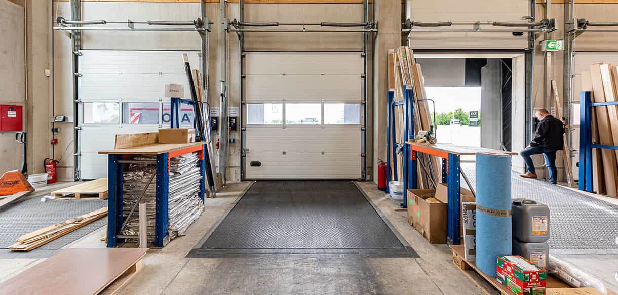 Büro mit Ausstellungsraum und Lagerhalle von Haas Gewerbebau