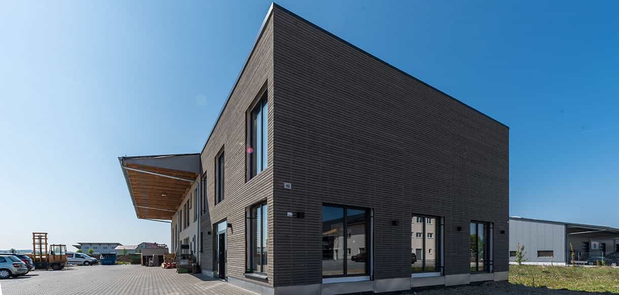 Bürogebäude mit Lager & Ausstellungs- und Verkaufsgebäude