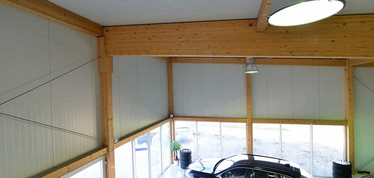 Holzdachkonstruktion mit Leimbindern über dem Ausstellungsraum von Autopark Windern, Deckendetail