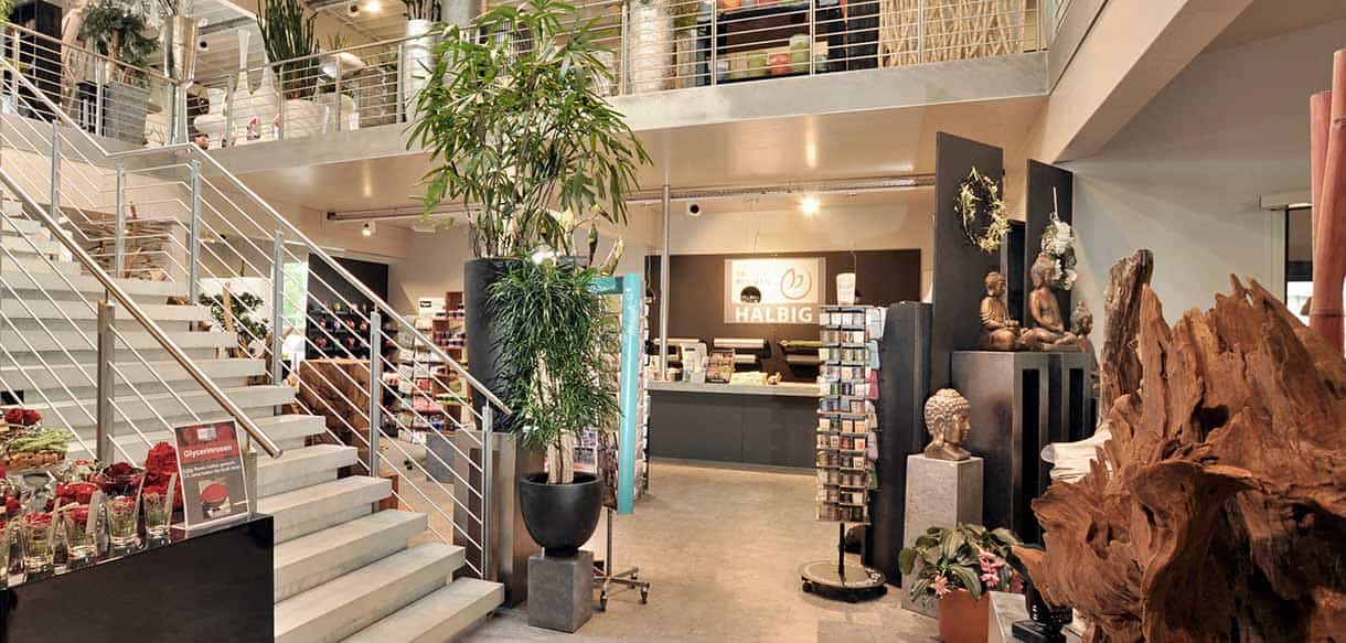 Verkaufsraum von 1A Blumen Halbig mit Stahltreppe, Galerie und Pflanzen, Innenansicht