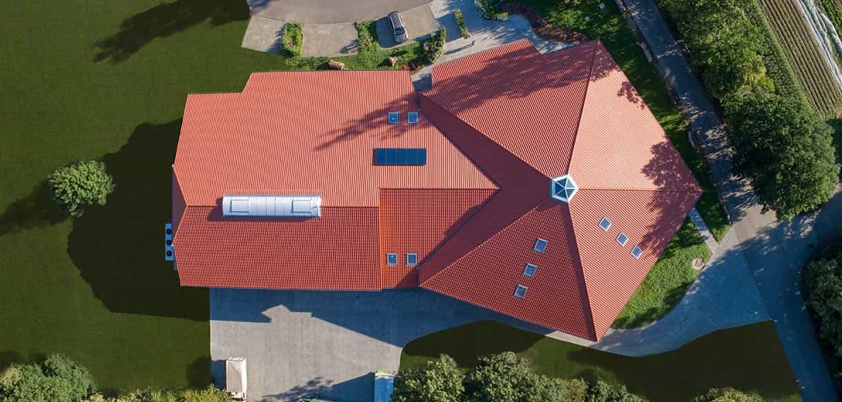 Luftaufnahme der Markt- und Lagerhalle des Dottenfelderhofs mit rotem Dach aus der Vogelperspektive