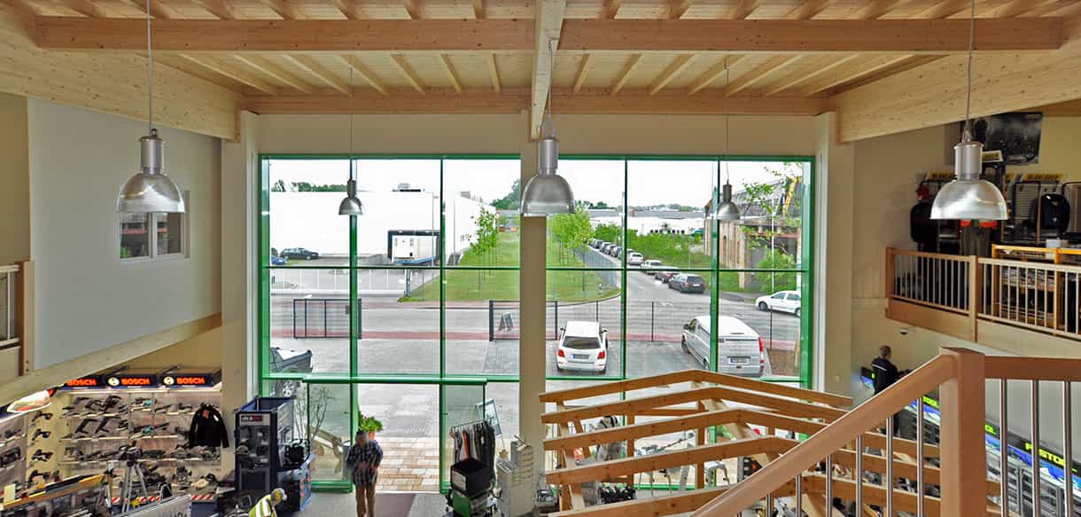 Blick von der Galerie auf die Glasfront im Verkaufsgebäude von Endel & Dietze