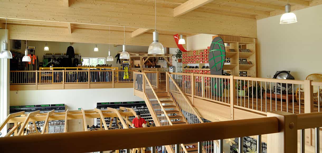 Galerie im Obergeschoss mit Holzgeländer und Warenpräsentation im Ausstellungsgebäude von Endel & Dietze