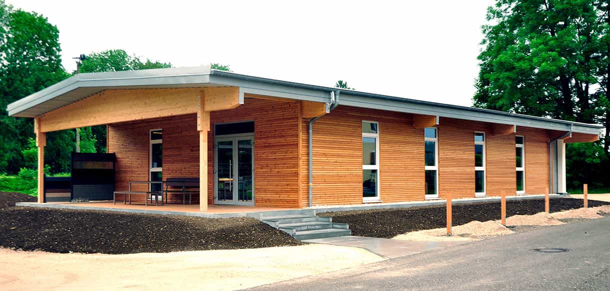 Seitenansicht des Holz-Ausstellungsgebäudes für den Holzfachhandel Plössl und Söhne, Haas Gewerbebau
