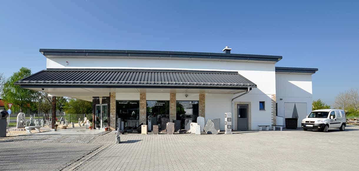 Verkaufsgebäude mit Eingangsüberdachung und Parkplatz bei Naturstein Laubner in Pilsting, Haas Gewerbebau