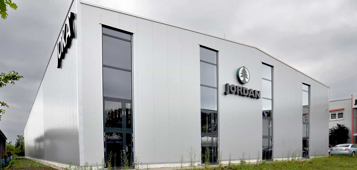 Lagerhalle aus Holz für JOKA Jordan in Erfurt mit heller Metallfassade und Logo