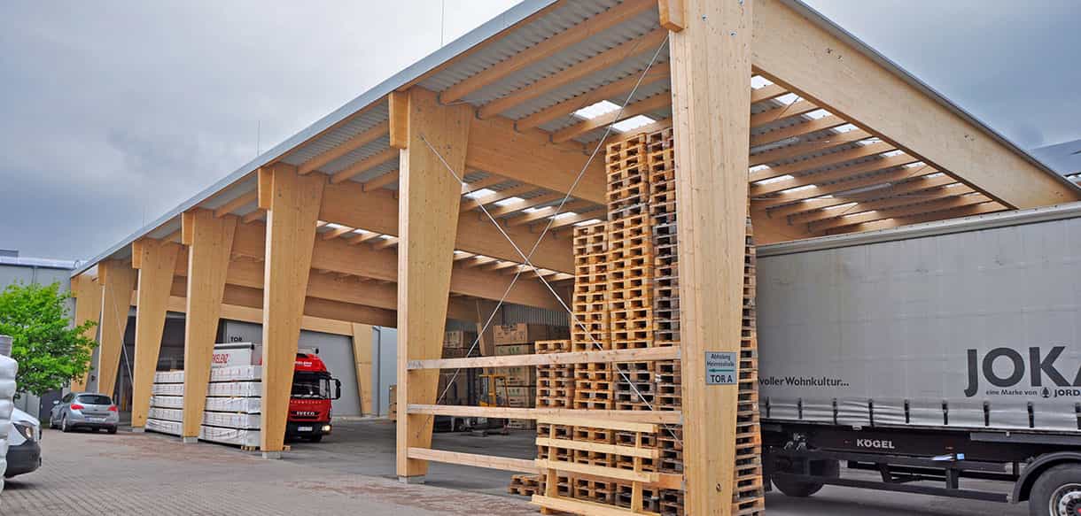 Verladebereich unter der Holzüberdachung mit JOKA Lkw und Paletten in Erfurt