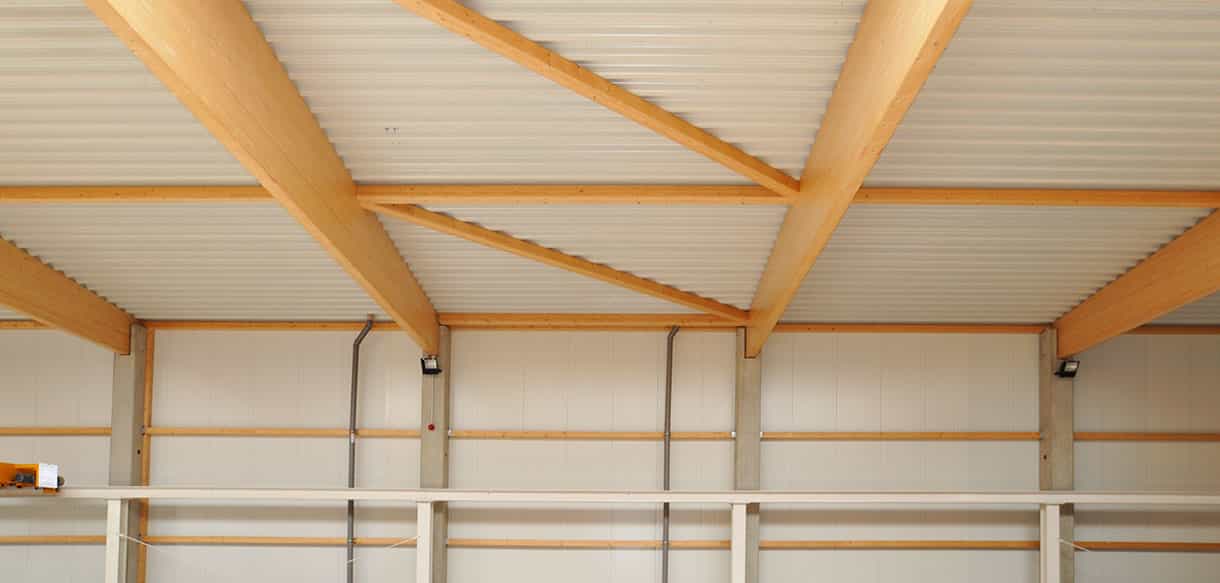 Holzdachkonstruktion mit Trapezblech in der Lagerhalle Jordan Erfurt