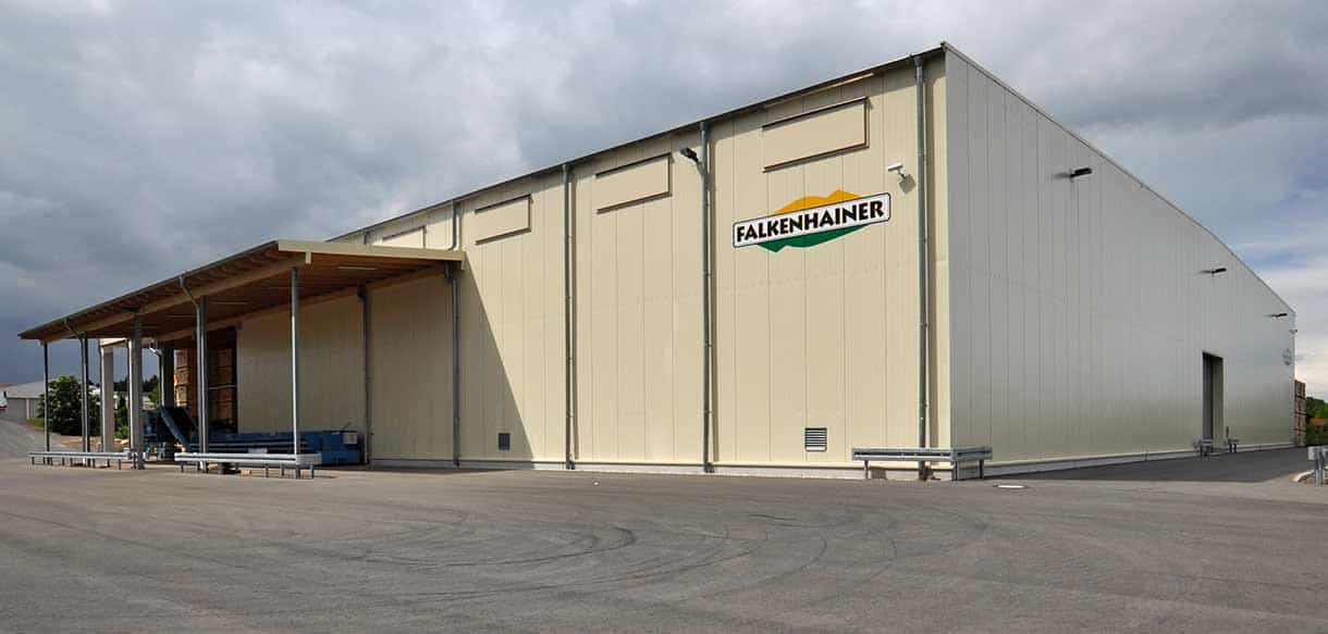 Kartoffellagerhalle Falkenhain von Haas Gewerbebau mit Logo und Verladeüberdachung