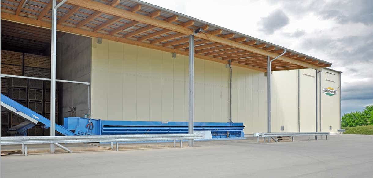Verladeüberdachung der Lagerhalle Falkenhain mit Förderband und Holzdach