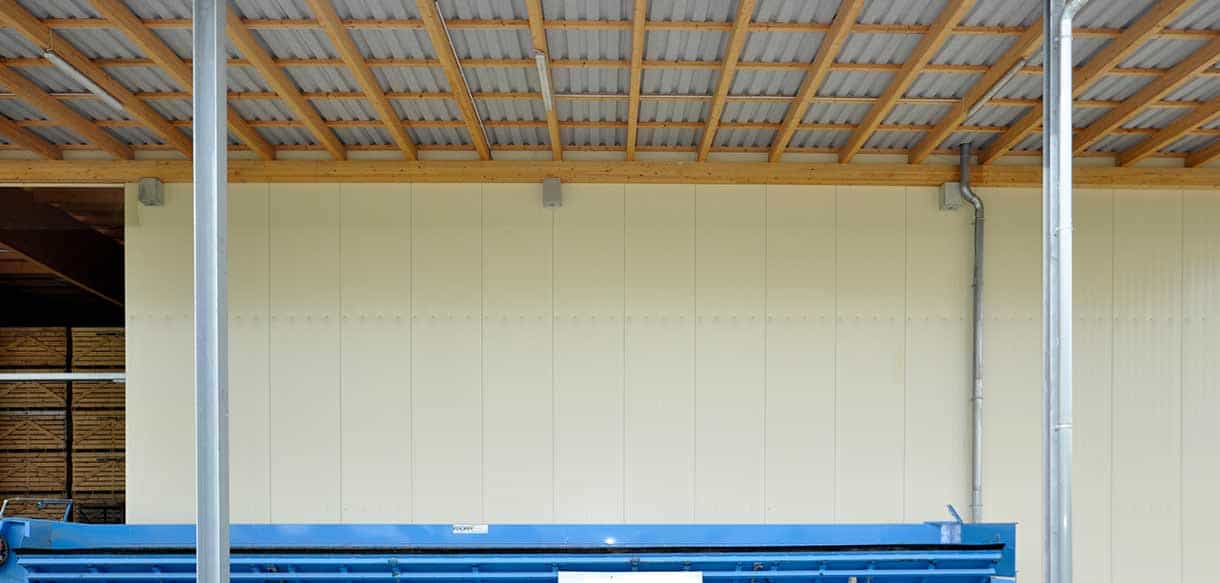 Holzdach der Verladeüberdachung mit Stahlstützen an der Lagerhalle Falkenhain