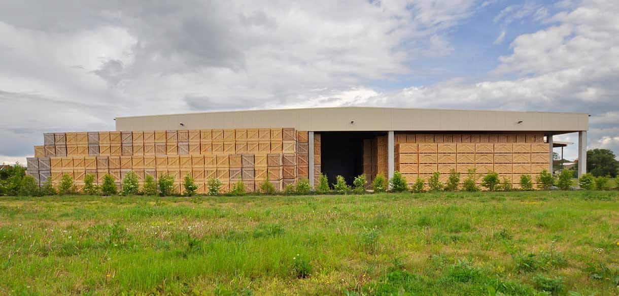 Lagerhalle Falkenhain mit gestapelten Kartoffelkisten an der offenen Seite