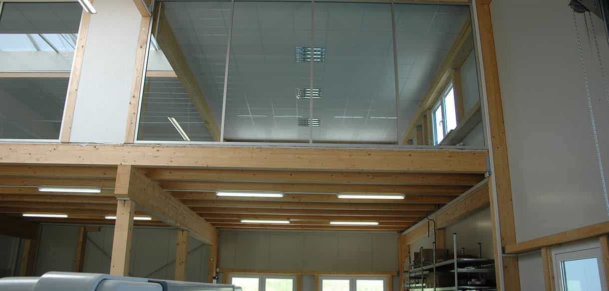Werkhalle mit Bühneneinbau von Haas Gewerbebau