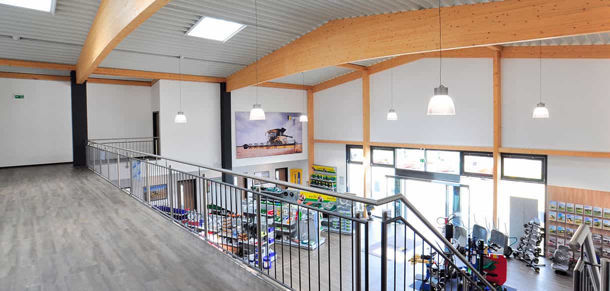 Blick von der Galerie in den Verkaufsraum von Leinweber Landtechnik