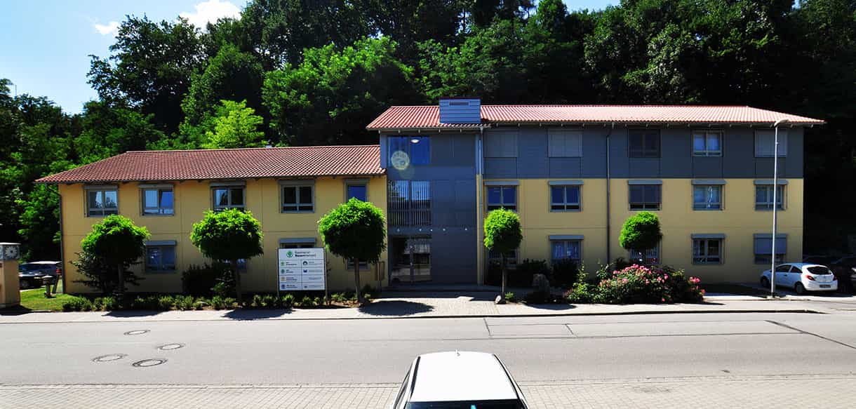 Frontansicht des aufgestockten Bürogebäudes Kaiser GmbH mit Ziegeldach