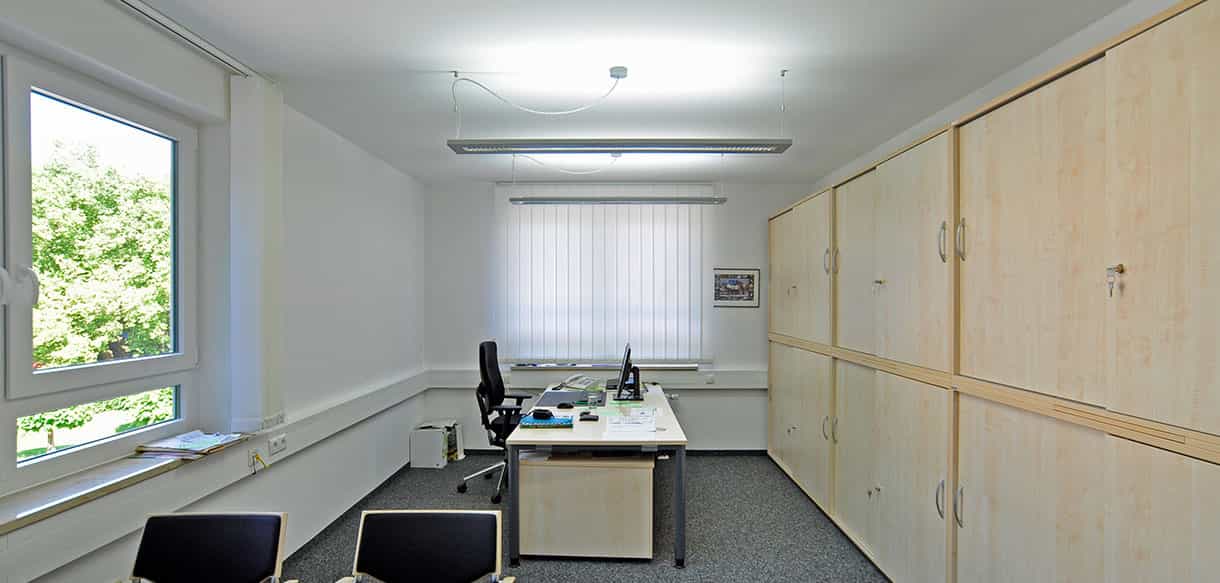 Büro in der Aufstockung Kaiser mit Schreibtisch und Holzeinbauschränken