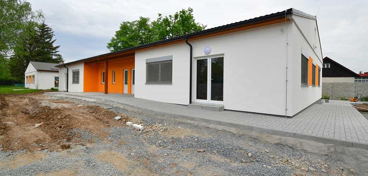 Kindergarten Roztoky während der Außenarbeiten mit noch unbefestigtem Gelände