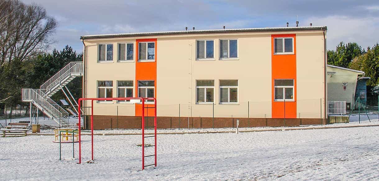 Kindergarten Äpfelchen in Velké Přílepy im Winter mit Außentreppe und Klettergerüst