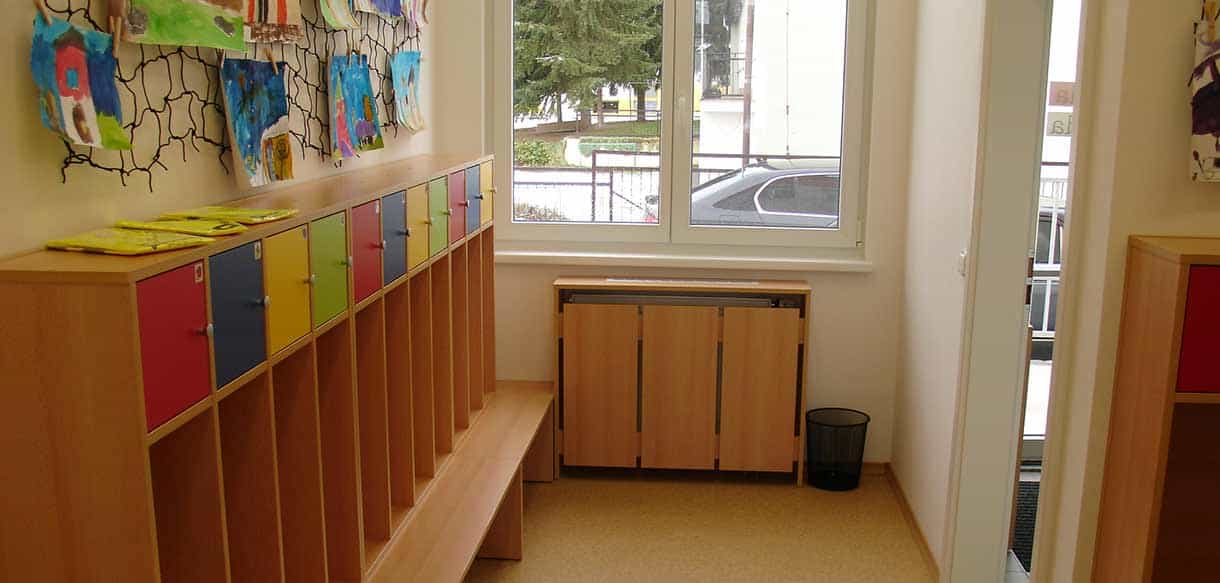 Garderobe mit bunten Fächern und Kinderbildern im Kindergarten Äpfelchen in Velké Přílepy
