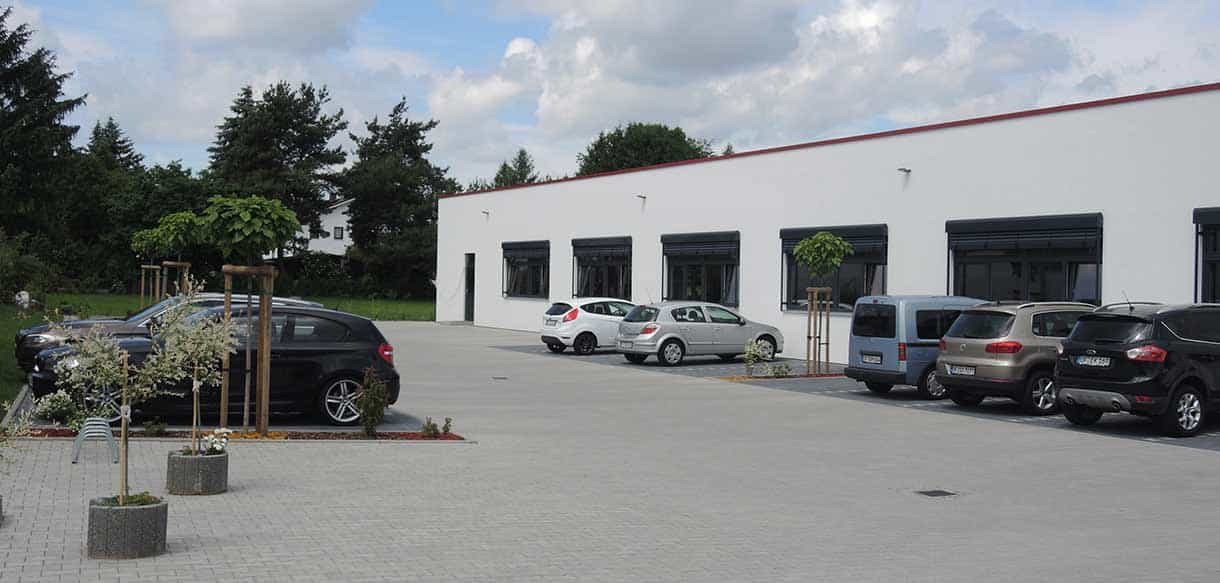 Parkplatz mit jungen Bäumen vor dem Fitnessstudio Life Fitness Rödermark