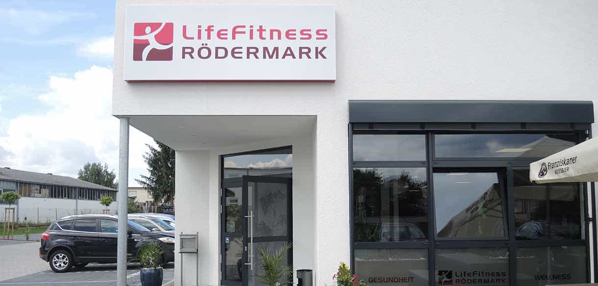 Eingangsportal von Life Fitness Rödermark mit Logo-Schild und Vordach